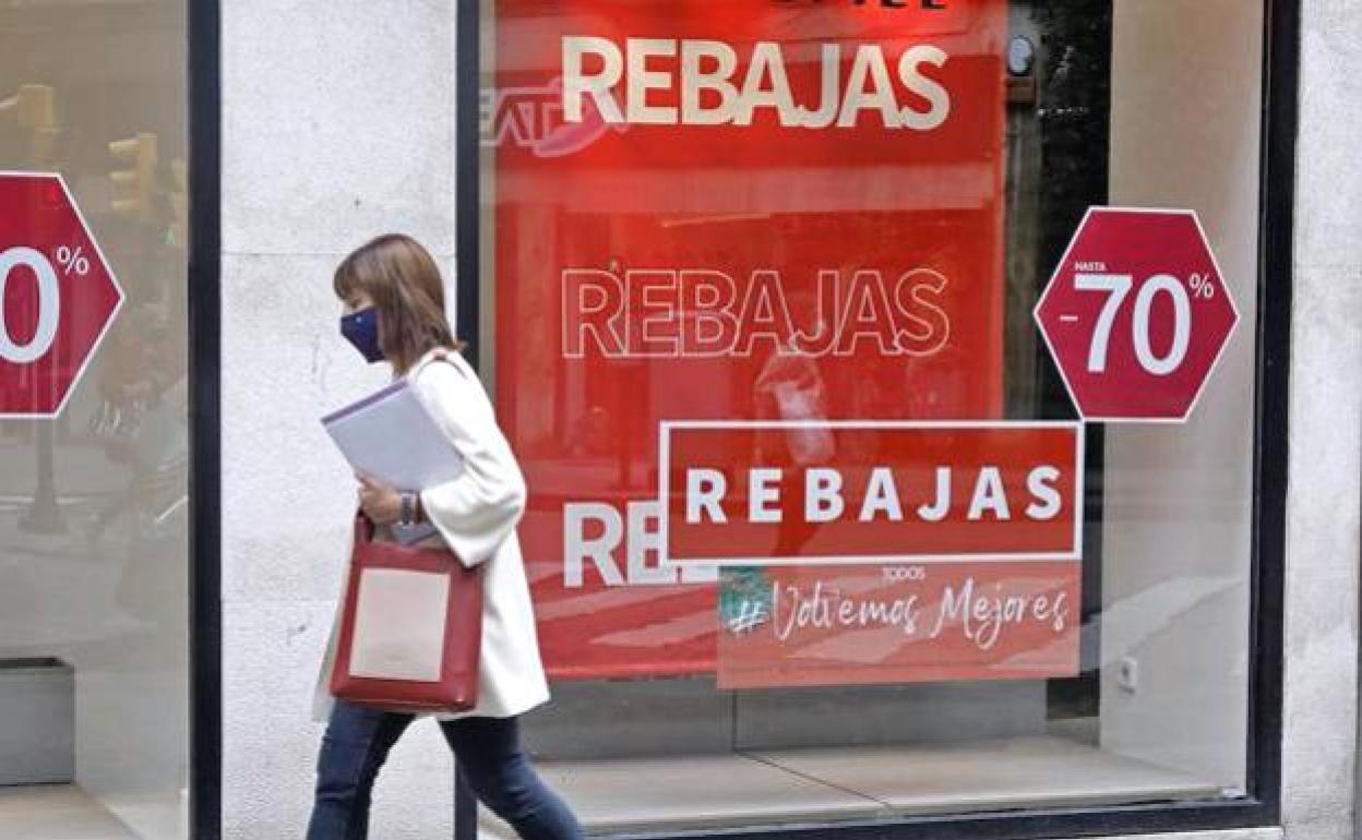 El comercio leonés mira a agosto para remontar las rebajas «muy irregulares» de este verano