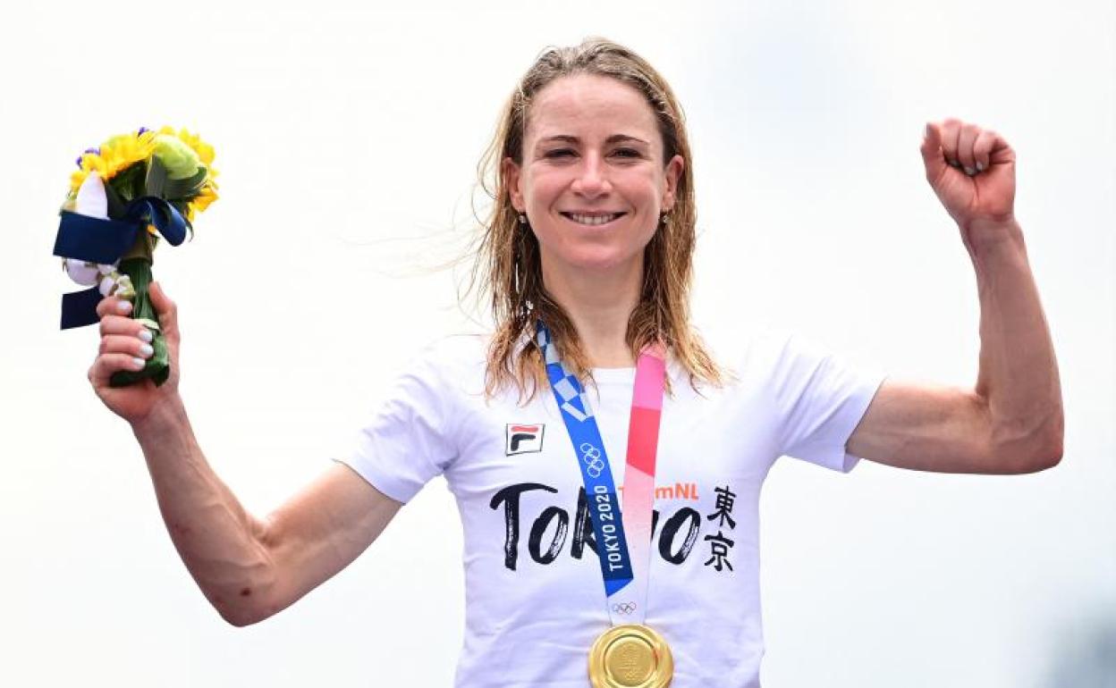 Annemiek Van Vleuten celebra su oro olímpico en la crontrarreloj.