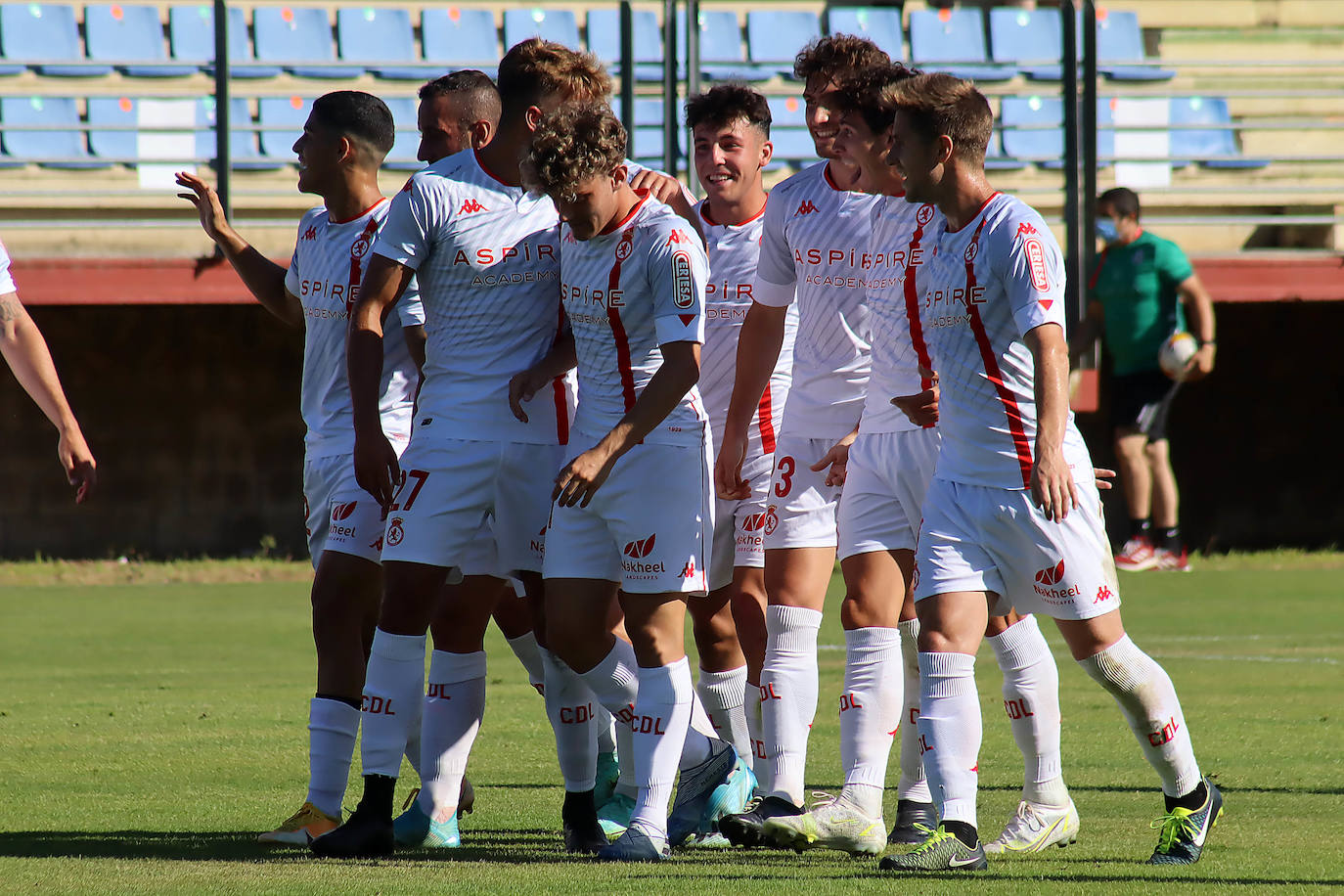 Los jugadores de la Cultural celebran un tanto.