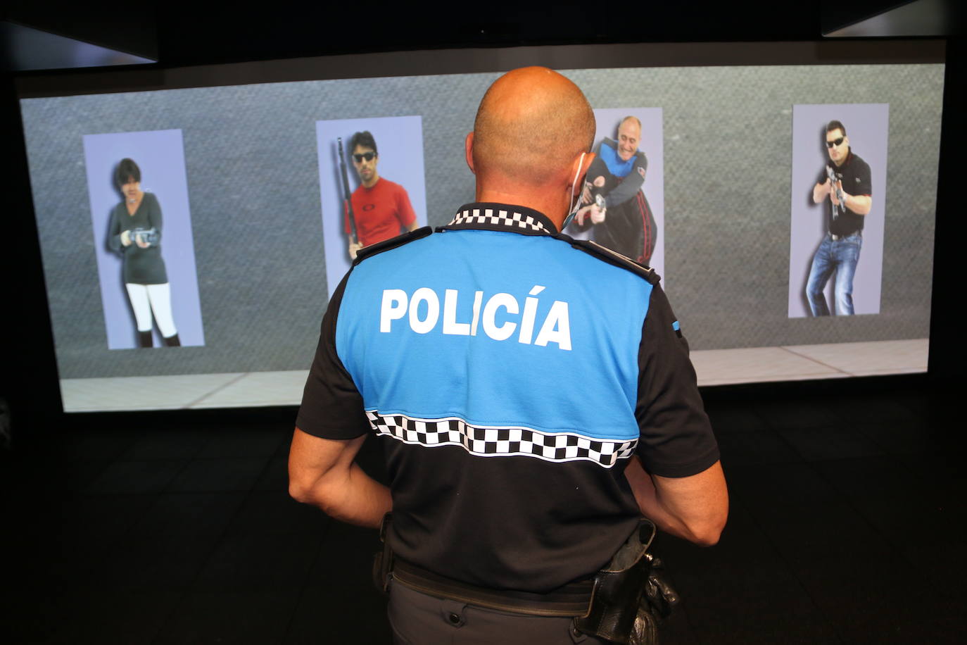 Los agentes municipales de León pueden ya practicar con las mejoras introducidas en el simulador de tiro que llegó a su entrenamiento en 2009 y que ahora permite interactuar con los personajes en la pantalla y realizar ejercicios actualizados para mejorar sus capacidades.