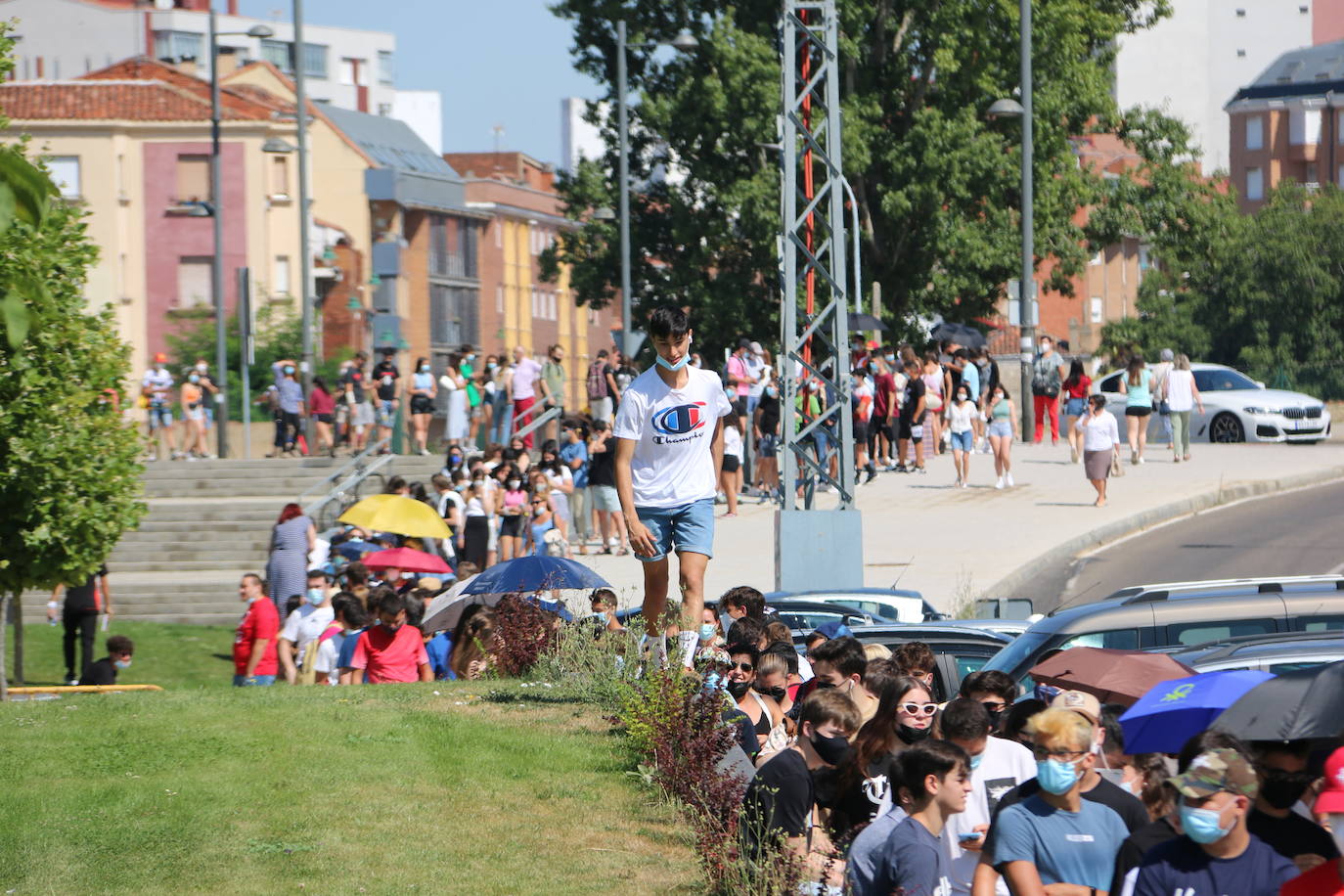 Imagen curiosa la vivida este jueves en el Palacio de Exposiciones donde ahora sí se nota más que nunca cómo es la hora de los jóvenes en una campaña que por primera vez baja de la franja de la mayoría de edad.