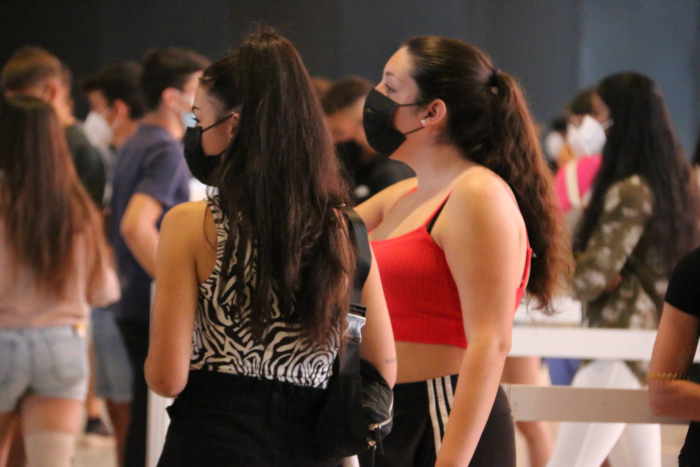 Imagen curiosa la vivida este jueves en el Palacio de Exposiciones donde ahora sí se nota más que nunca cómo es la hora de los jóvenes en una campaña que por primera vez baja de la franja de la mayoría de edad.