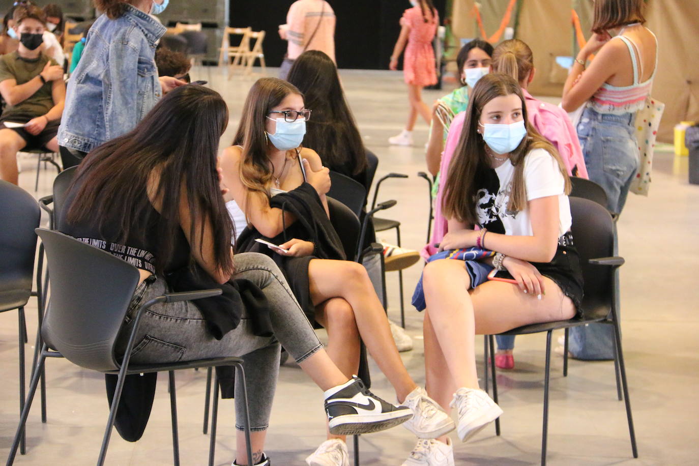 Imagen curiosa la vivida este jueves en el Palacio de Exposiciones donde ahora sí se nota más que nunca cómo es la hora de los jóvenes en una campaña que por primera vez baja de la franja de la mayoría de edad.