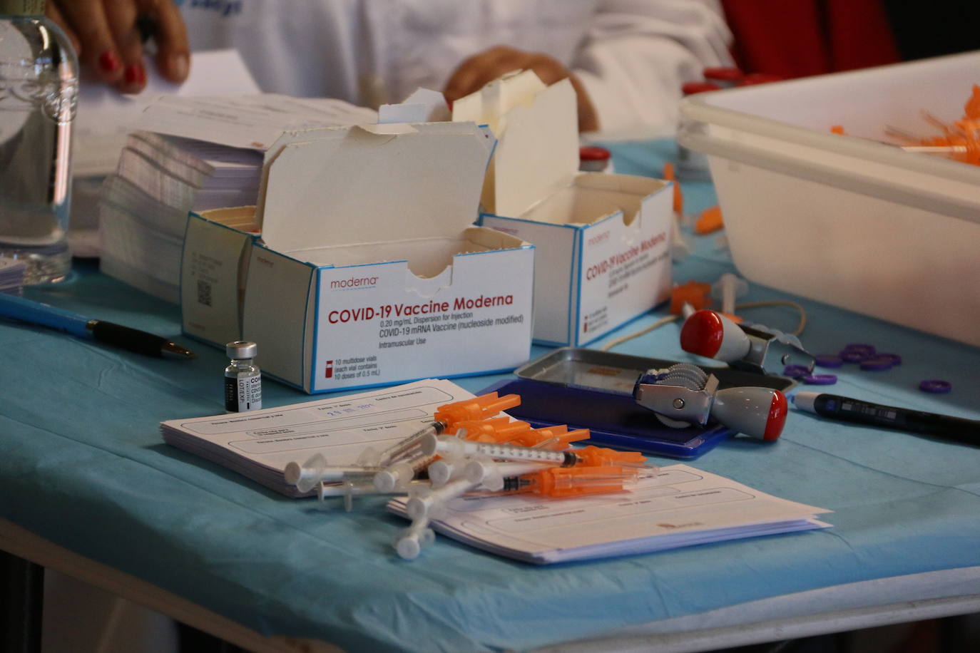 Imagen curiosa la vivida este jueves en el Palacio de Exposiciones donde ahora sí se nota más que nunca cómo es la hora de los jóvenes en una campaña que por primera vez baja de la franja de la mayoría de edad.