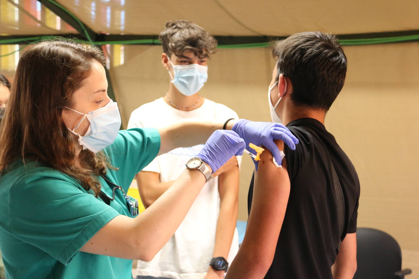 Imagen curiosa la vivida este jueves en el Palacio de Exposiciones donde ahora sí se nota más que nunca cómo es la hora de los jóvenes en una campaña que por primera vez baja de la franja de la mayoría de edad.