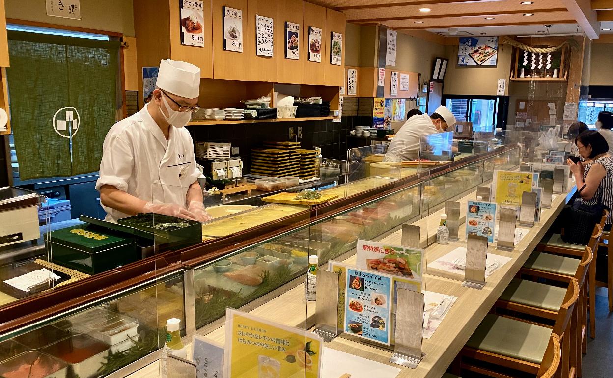 Imagen de un restaurante de sushi en Tokio. 