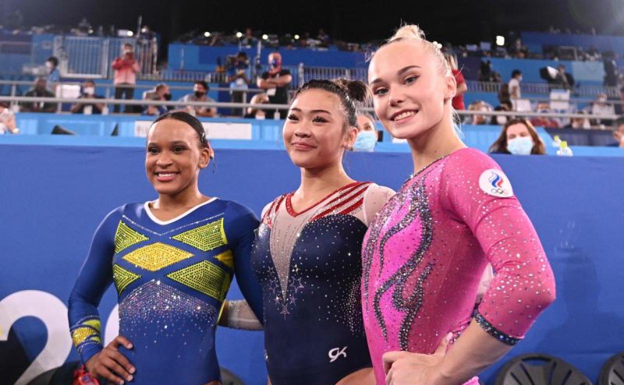 Sunisa Lee, junto a Rebeca Andrade y Angelina Melnikova