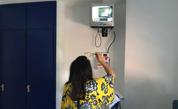 Imagen de una ciudadana activando el servicio de televisión.