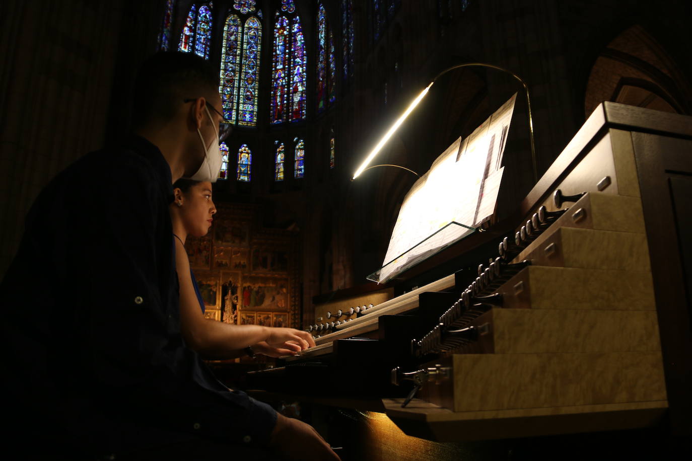 El 'Ciclo Internacional de Órgano Catedral de León' ha clausurado este sábado su primera edición con un concierto en el que la intérprete leonesa Sara Johnson ha completado el aforo permitido para deleitar a un público que ha llenado la asistencia