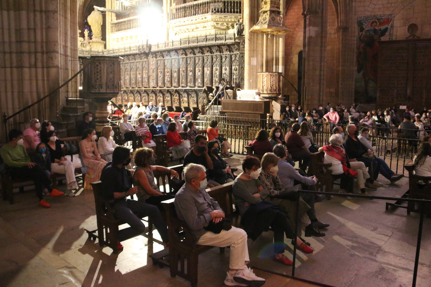 El 'Ciclo Internacional de Órgano Catedral de León' ha clausurado este sábado su primera edición con un concierto en el que la intérprete leonesa Sara Johnson ha completado el aforo permitido para deleitar a un público que ha llenado la asistencia