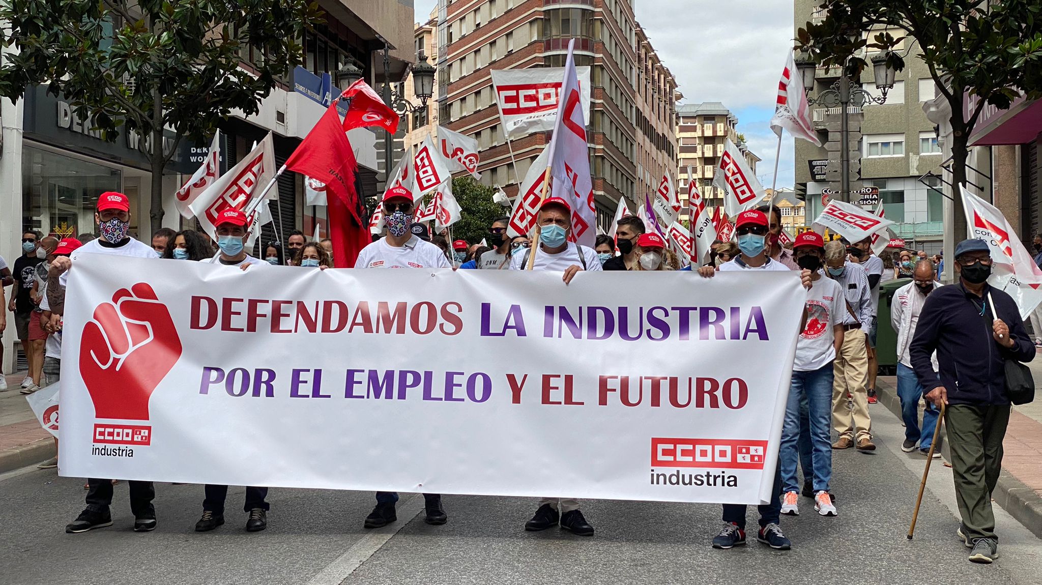 Más de 2.000 personas se han concentrado en contra de los 400 despidos en la empresa LM