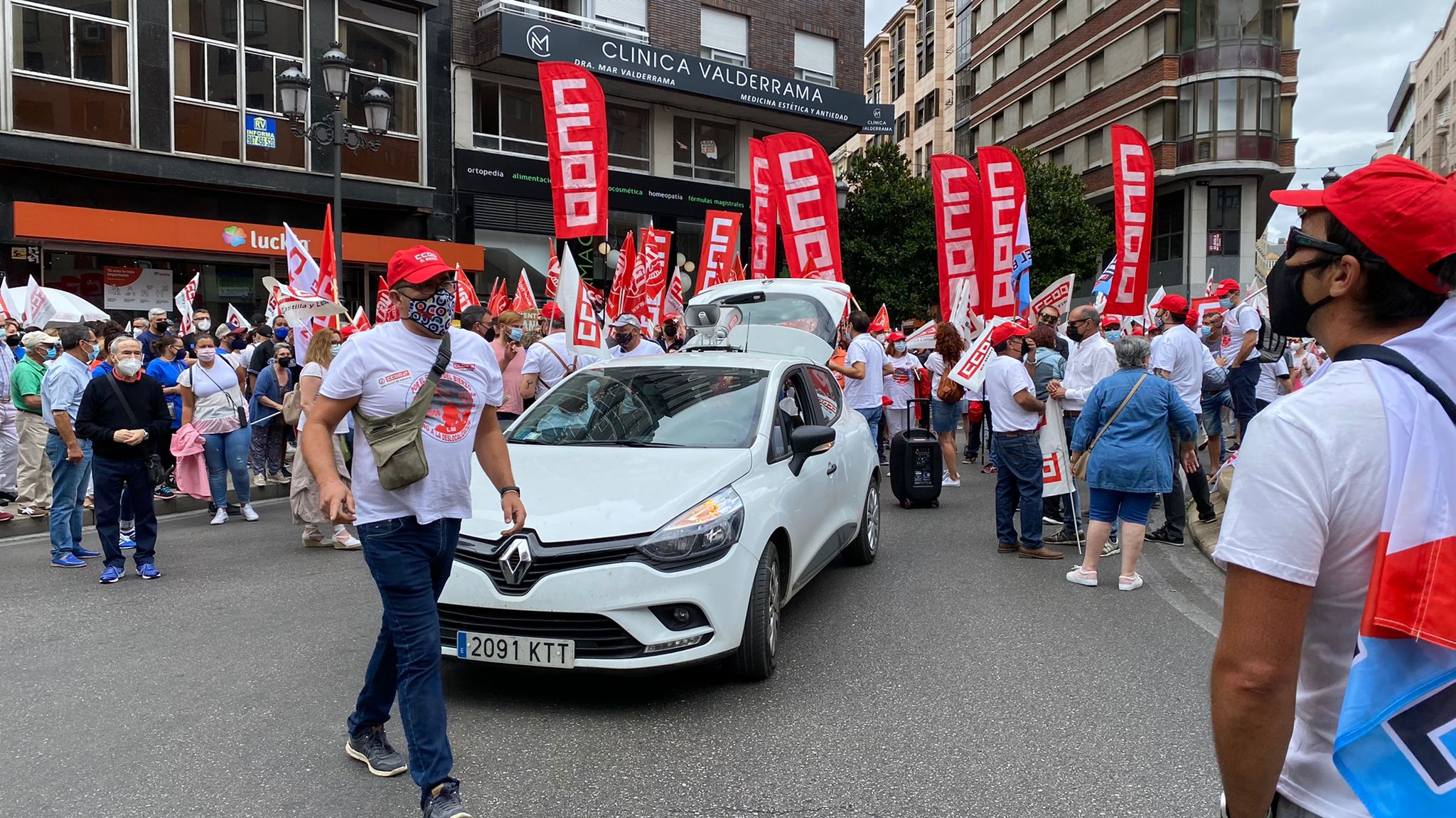 Más de 2.000 personas se han concentrado en contra de los 400 despidos en la empresa LM