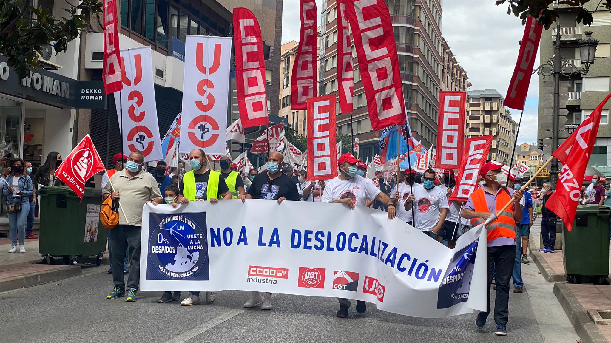 Más de 2.000 personas se han concentrado en contra de los 400 despidos en la empresa LM