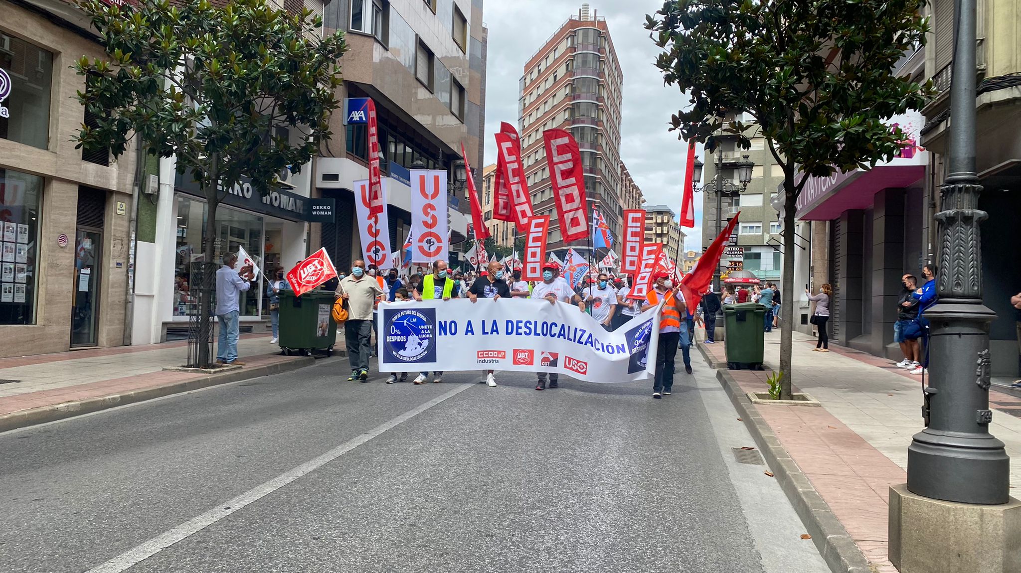 Más de 2.000 personas se han concentrado en contra de los 400 despidos en la empresa LM