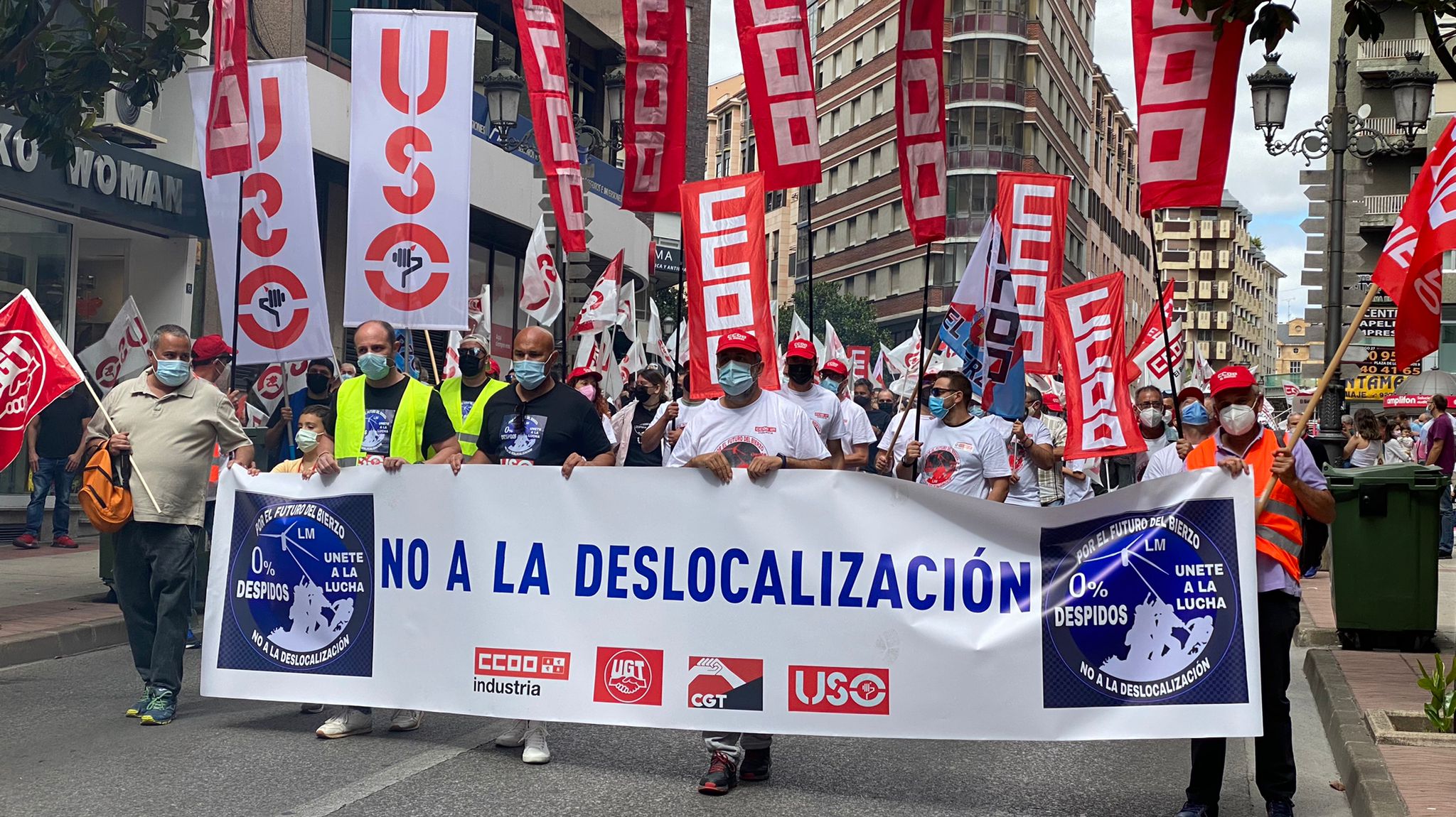 Más de 2.000 personas se han concentrado en contra de los 400 despidos en la empresa LM