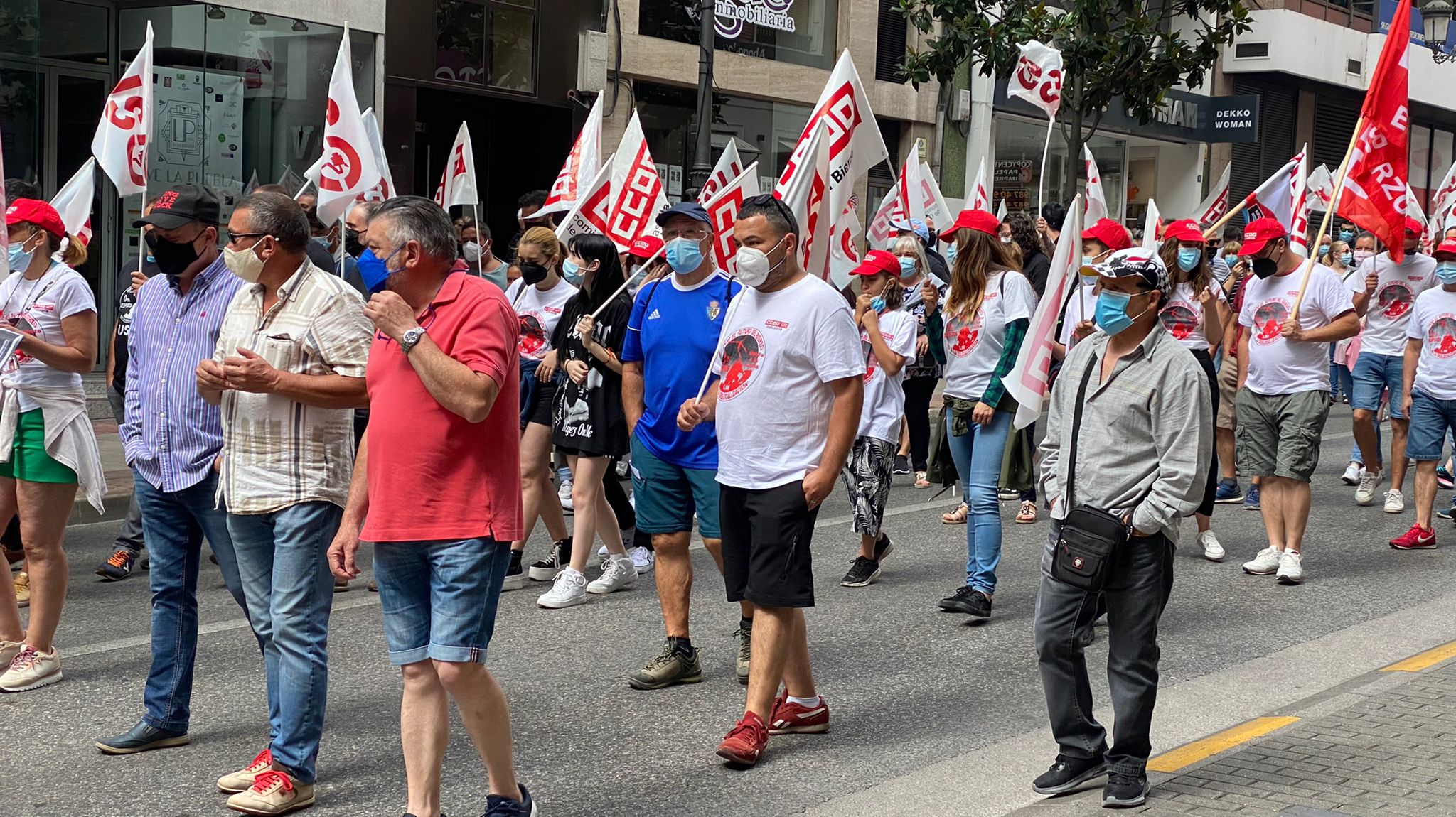 Más de 2.000 personas se han concentrado en contra de los 400 despidos en la empresa LM