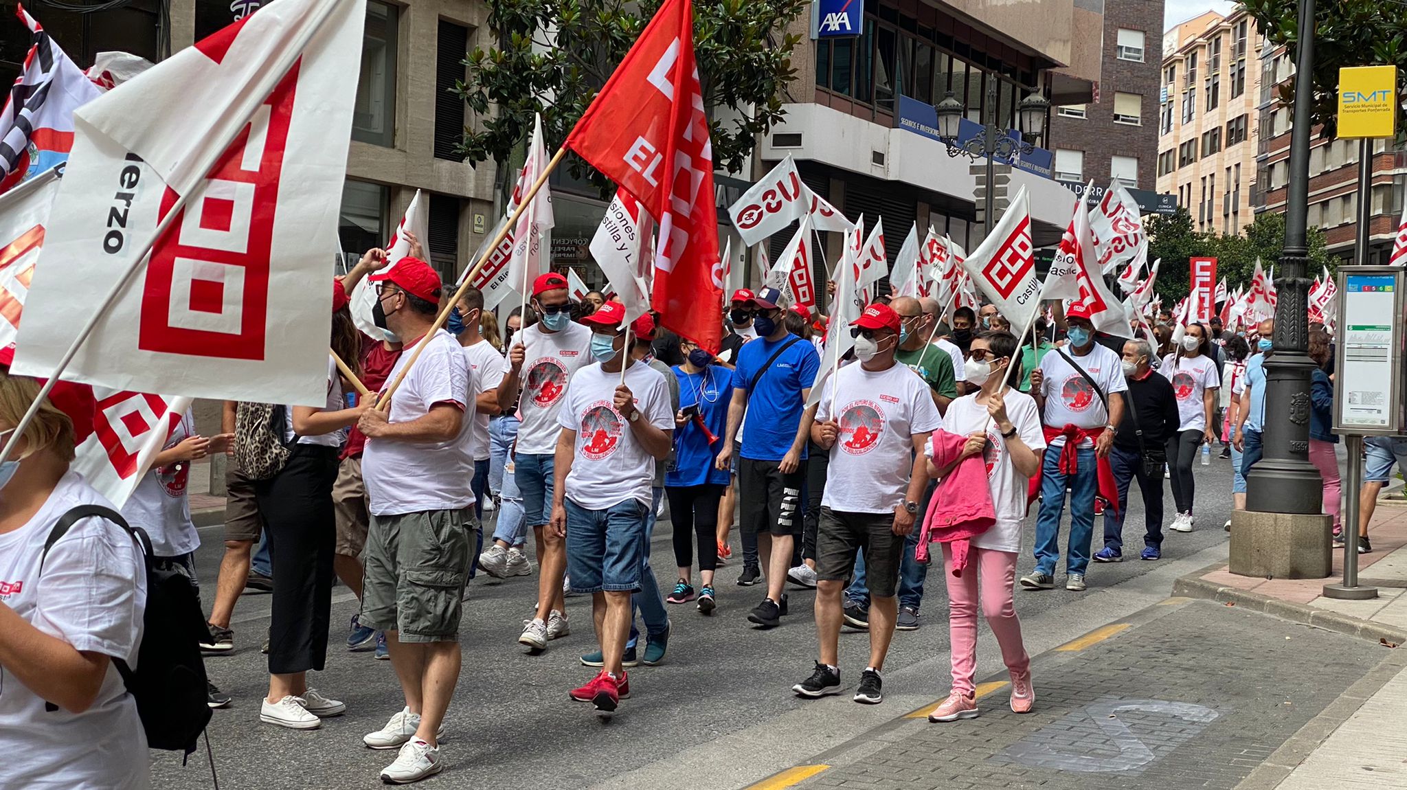 Más de 2.000 personas se han concentrado en contra de los 400 despidos en la empresa LM