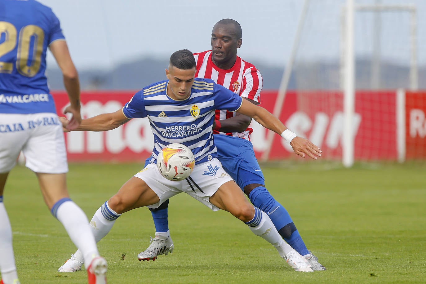 El conjunto berciano jugó una hora con un futbolista menos tras la expulsión de Yuri y cerró su partido en Asturias con derrota.