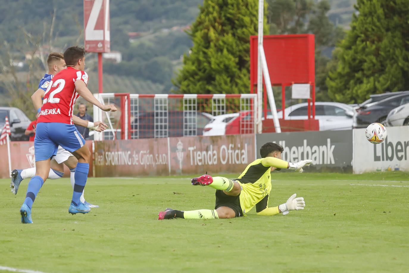 El conjunto berciano jugó una hora con un futbolista menos tras la expulsión de Yuri y cerró su partido en Asturias con derrota.