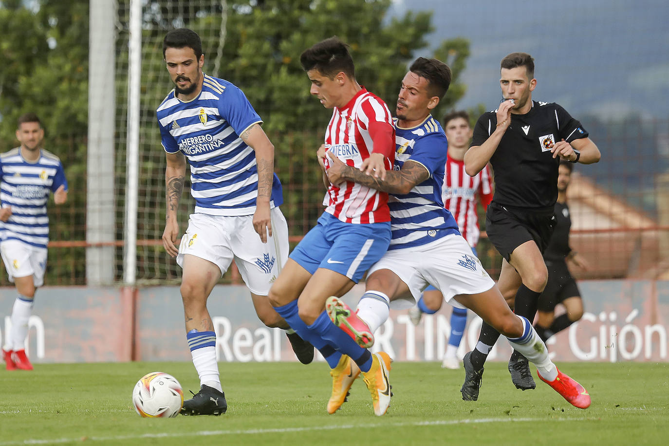 El conjunto berciano jugó una hora con un futbolista menos tras la expulsión de Yuri y cerró su partido en Asturias con derrota.