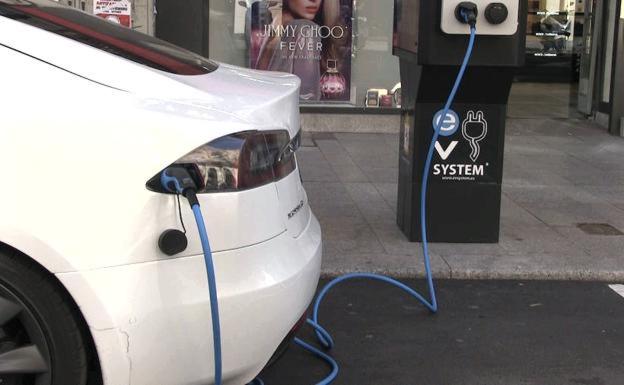 Imagen de un punto de recarga de vehículos eléctricos en León. 