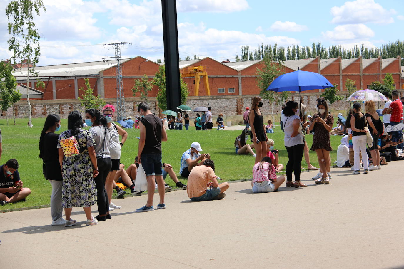 Los nervios en la cola de vacunación se han desatado entre los cientos de personas que allí esperaban al no entender que, además de los repescados, está previsto inocular otras 1.800 segundas dosis que contaban con cita.