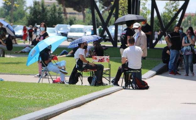 Las sillas y los paraguas se han convertido en un imprescindible este lunes.