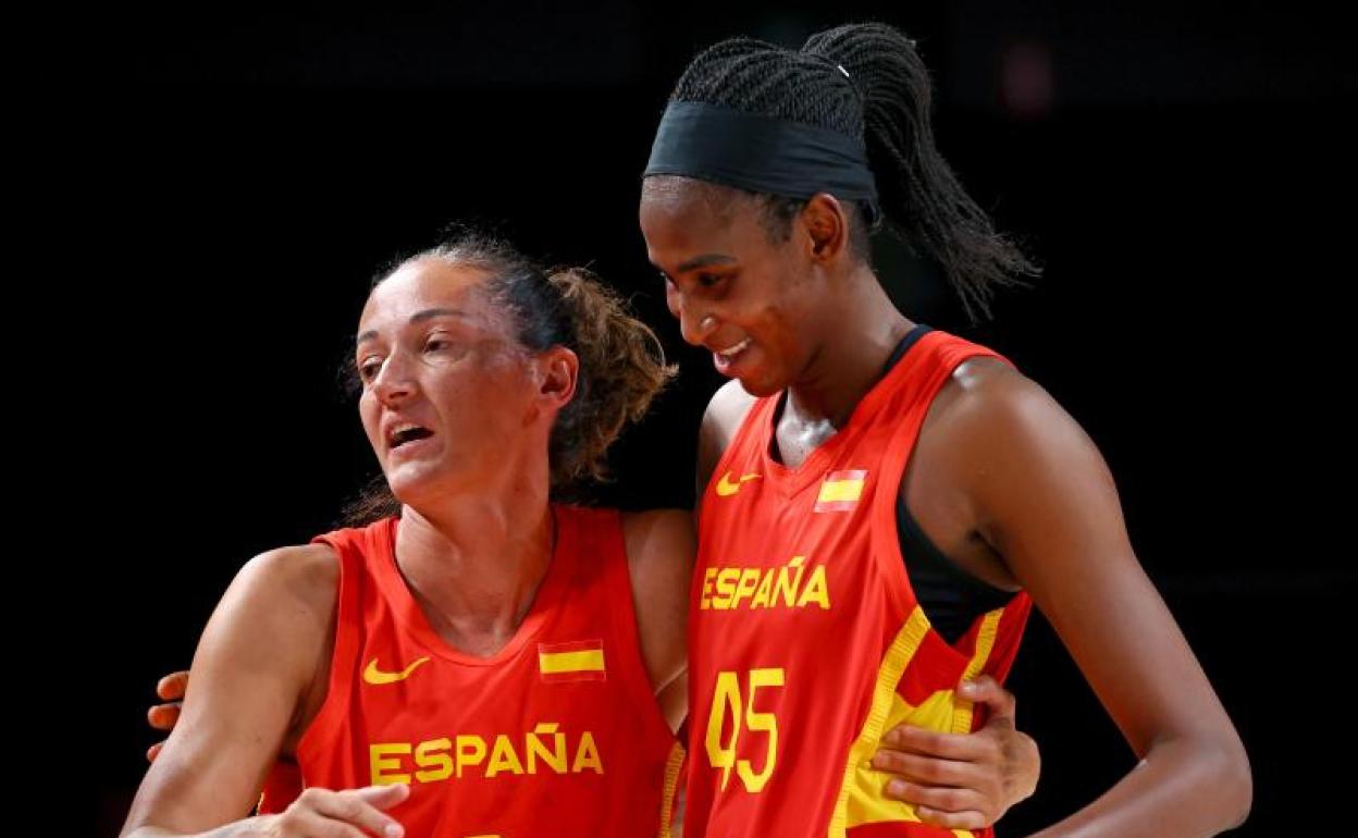 Laia Palau y Astou Ndour, jugadoras de la selección española de baloncesto femenino. 