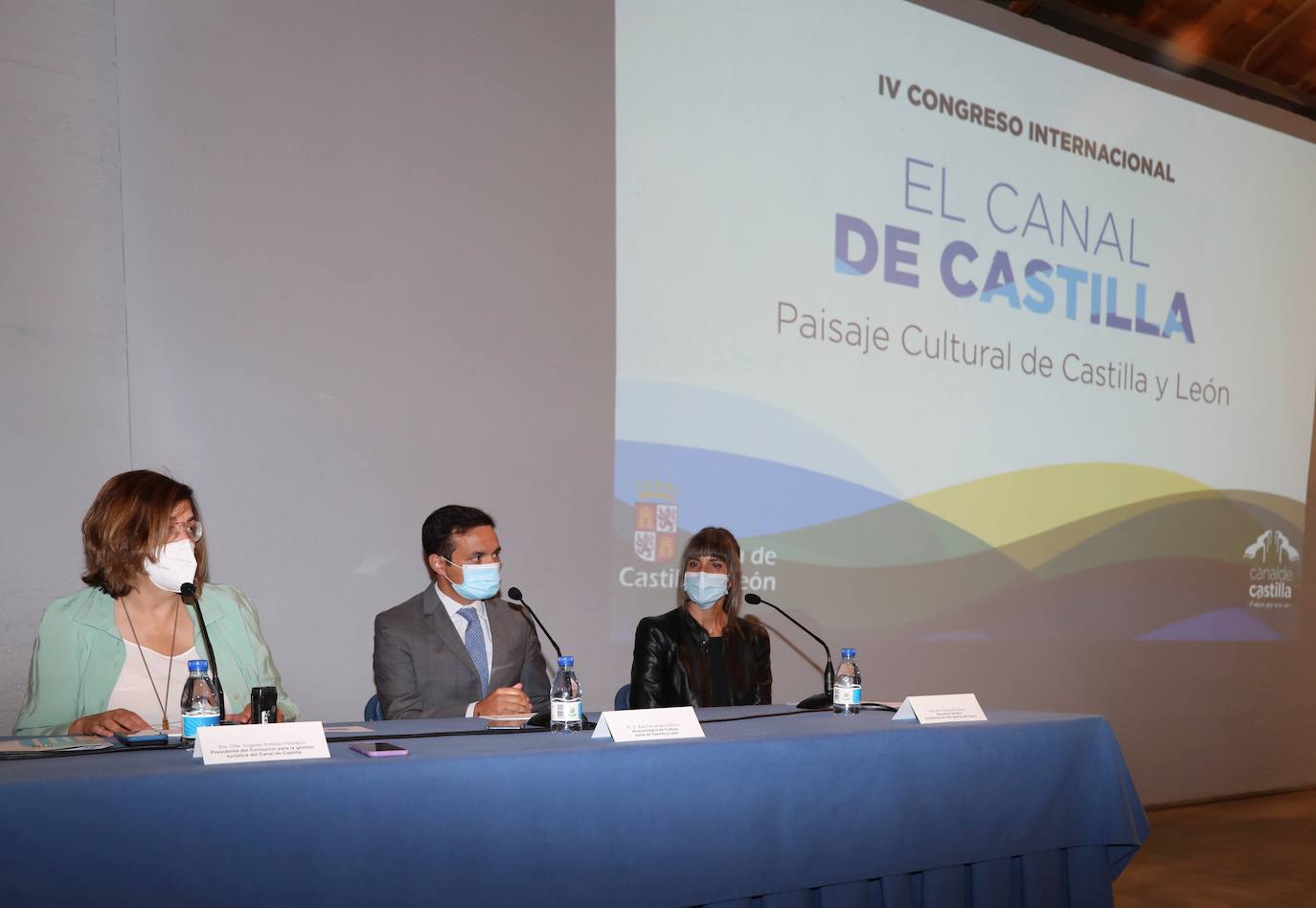 El viceconsejero de Cultura, Raúl Fernández Sobrino, y la secretaria general de la CHD, Sofía Soto, junto a la presidenta de la Diputación, Ángeles Armisen, presentan el Congreso Internacional 'El Canal de Castilla, Paisaje Cultural de Castilla y León'