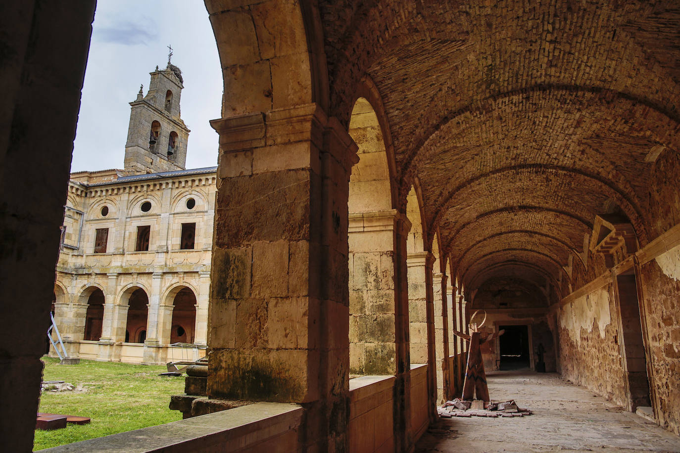 El presidente de la Diputación de León, Eduardo Morán, presenta la exposición 'Palimpsestos Creativos' ubicada en el Monasterio de Sandoval.