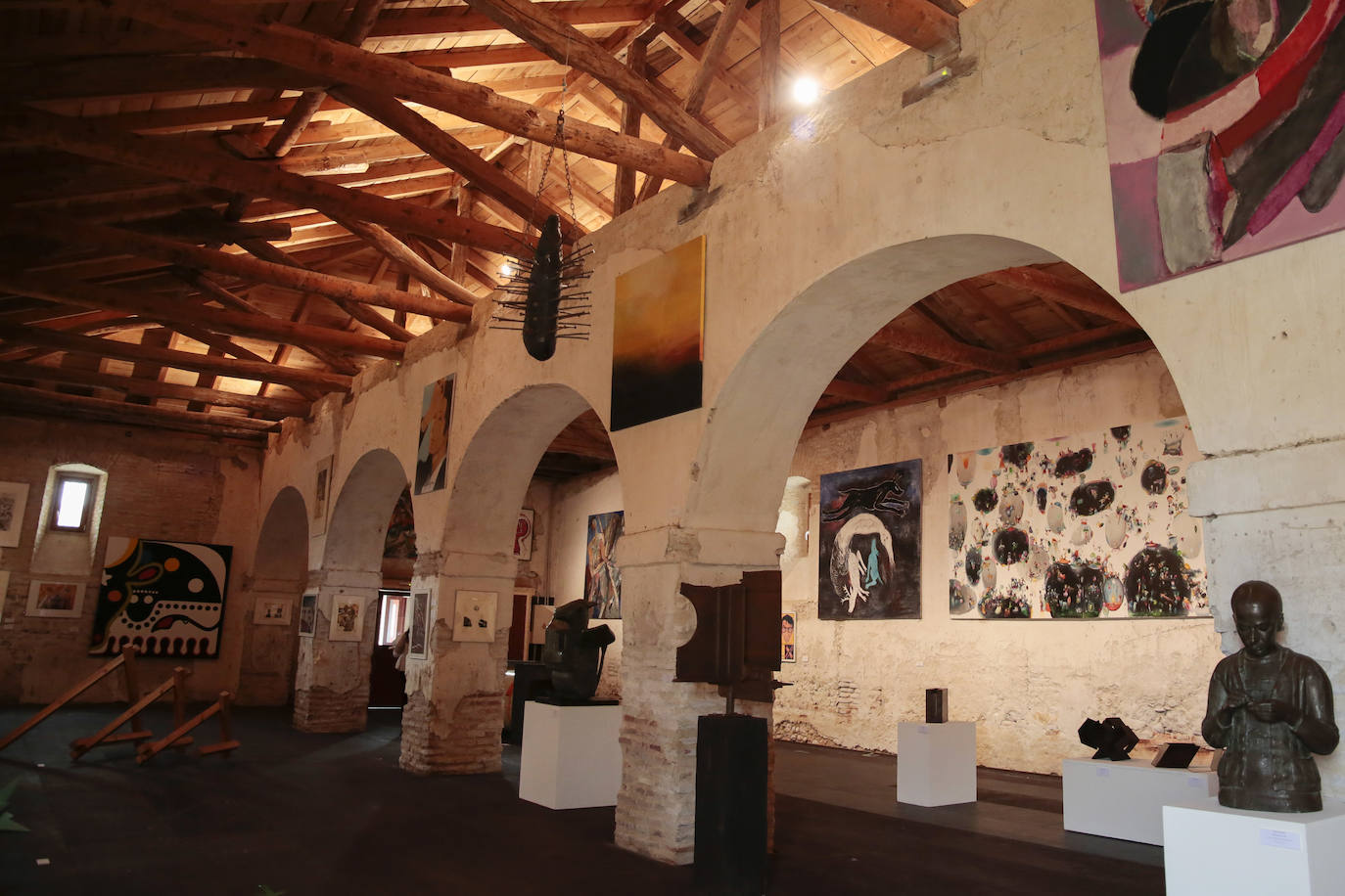 El presidente de la Diputación de León, Eduardo Morán, presenta la exposición 'Palimpsestos Creativos' ubicada en el Monasterio de Sandoval.