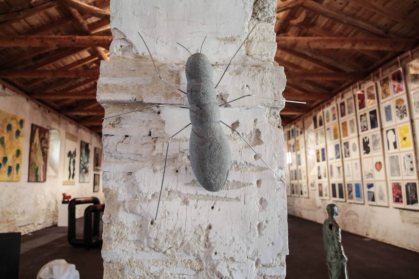 El presidente de la Diputación de León, Eduardo Morán, presenta la exposición 'Palimpsestos Creativos' ubicada en el Monasterio de Sandoval.