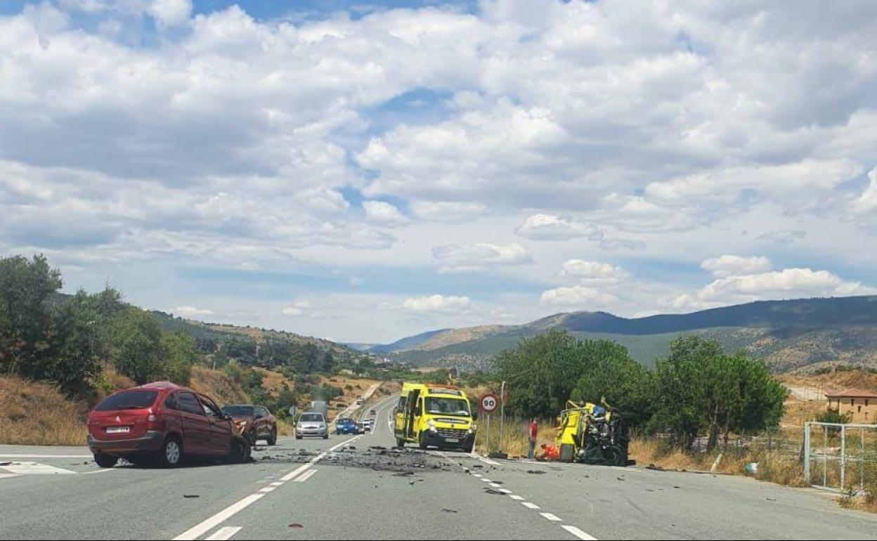 Imagen del accidente entre un turismo y una ambulancia. 