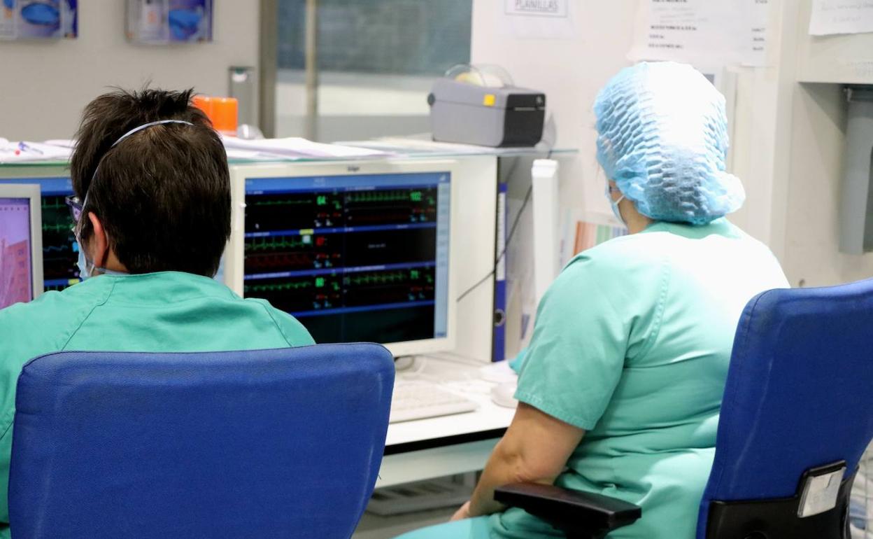 Control de enfermería en una UCI. 