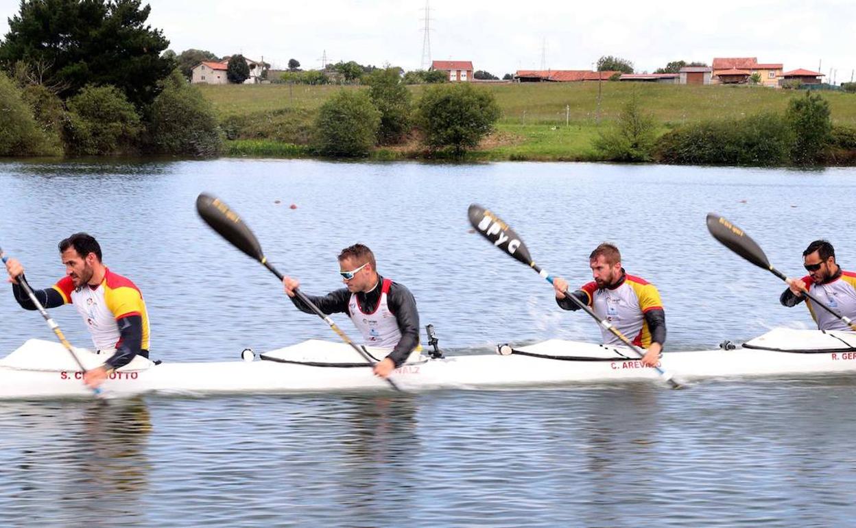 El equipo de K4 500 español, durante un entrenamiento. 