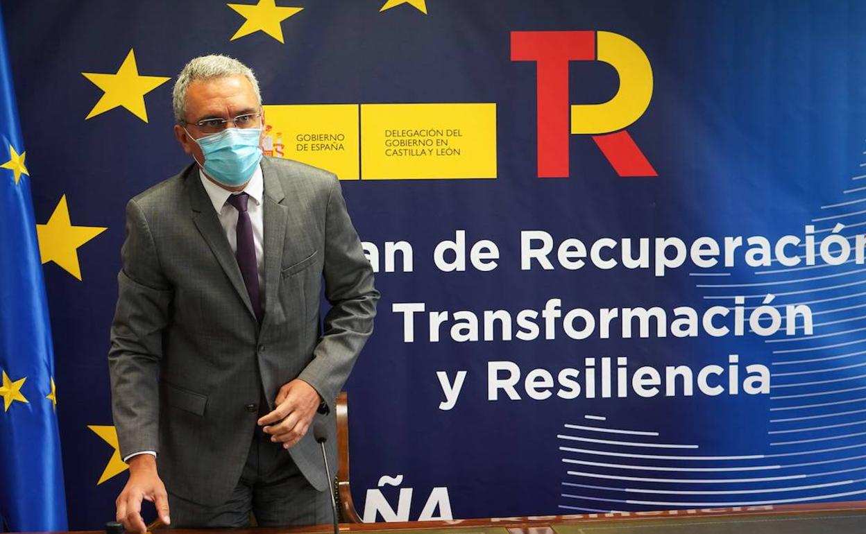 El delegado de Gobierno Javier Izquierdo presenta e del Plan de Recuperación Transformación y Resiliencia.