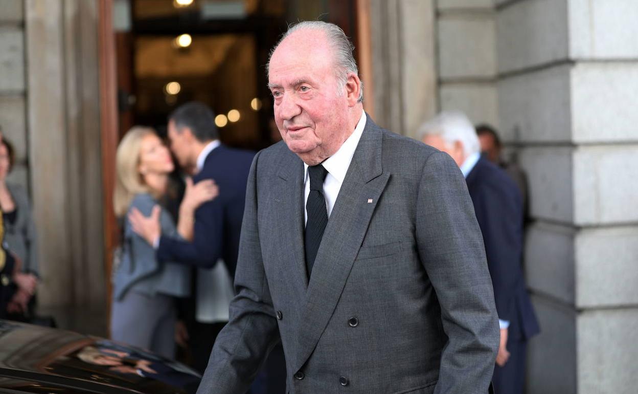 Juan Carlos I entra en la capilla ardiente para despedir a Alfredo Pérez Rubalcaba en el Congreso, en mayo de 2019.