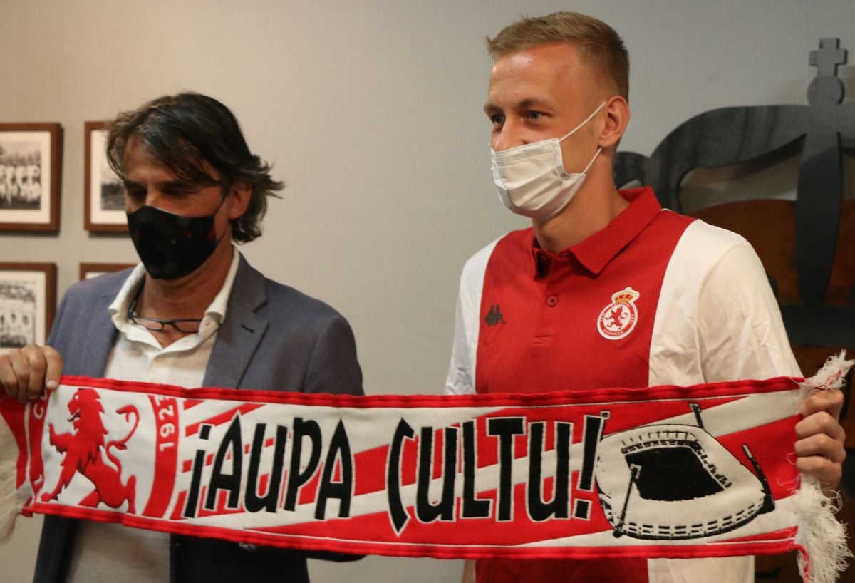 El delantero ruso ha sido presentado como nuevo jugador de la Cultural, club por el que firma por una temporada más otra opcional