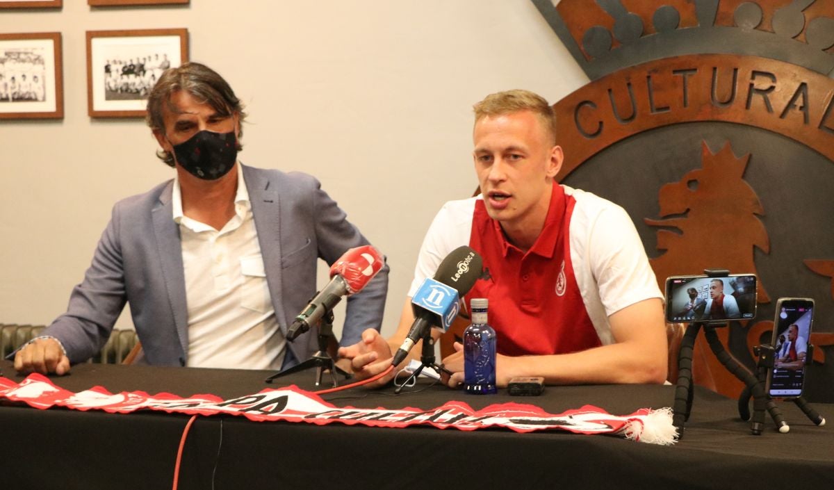 El delantero ruso ha sido presentado como nuevo jugador de la Cultural, club por el que firma por una temporada más otra opcional