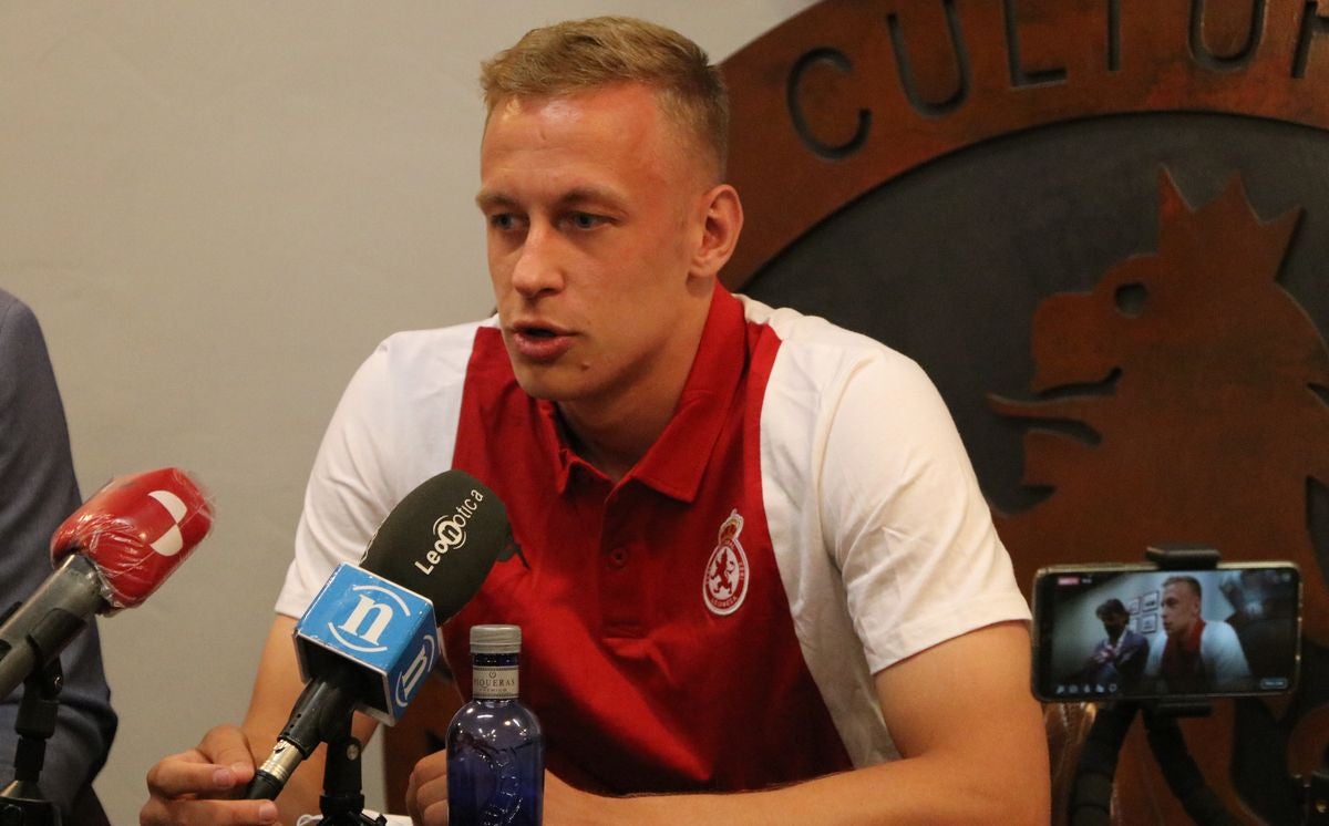 El delantero ruso ha sido presentado como nuevo jugador de la Cultural, club por el que firma por una temporada más otra opcional