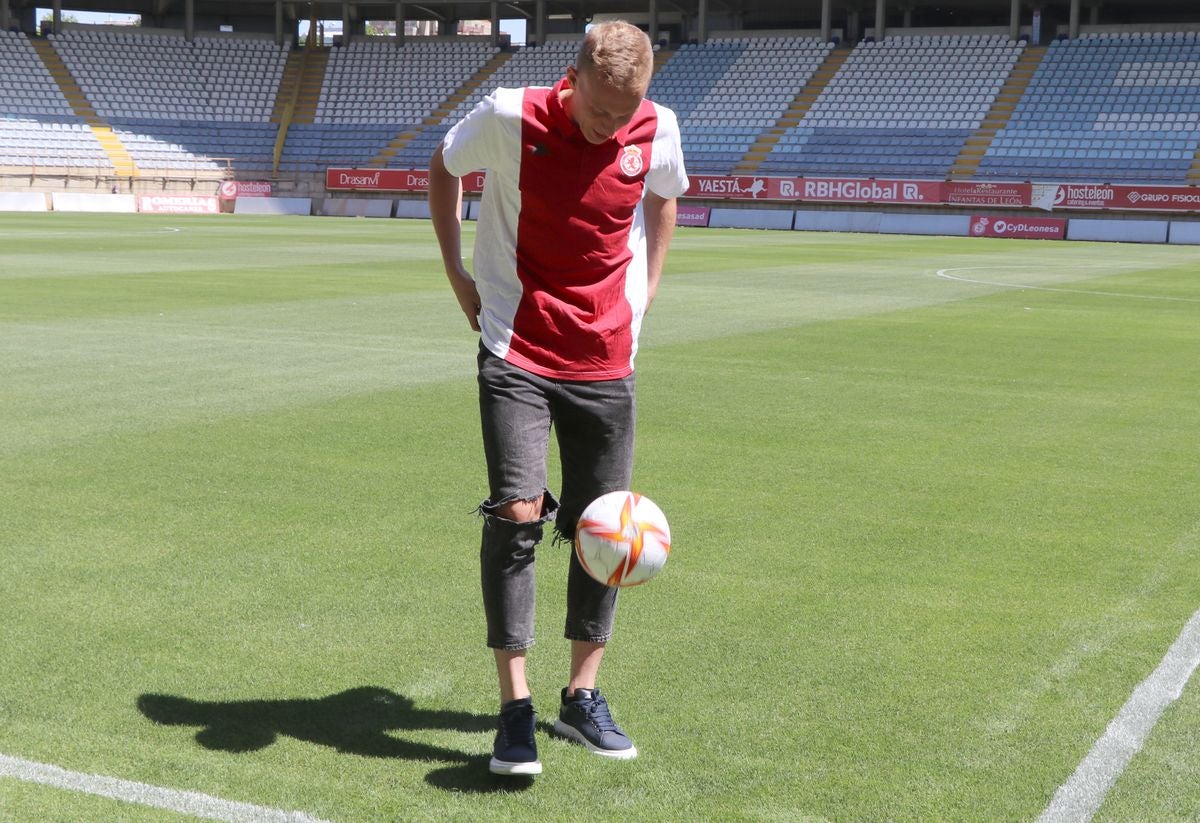 El delantero ruso ha sido presentado como nuevo jugador de la Cultural, club por el que firma por una temporada más otra opcional