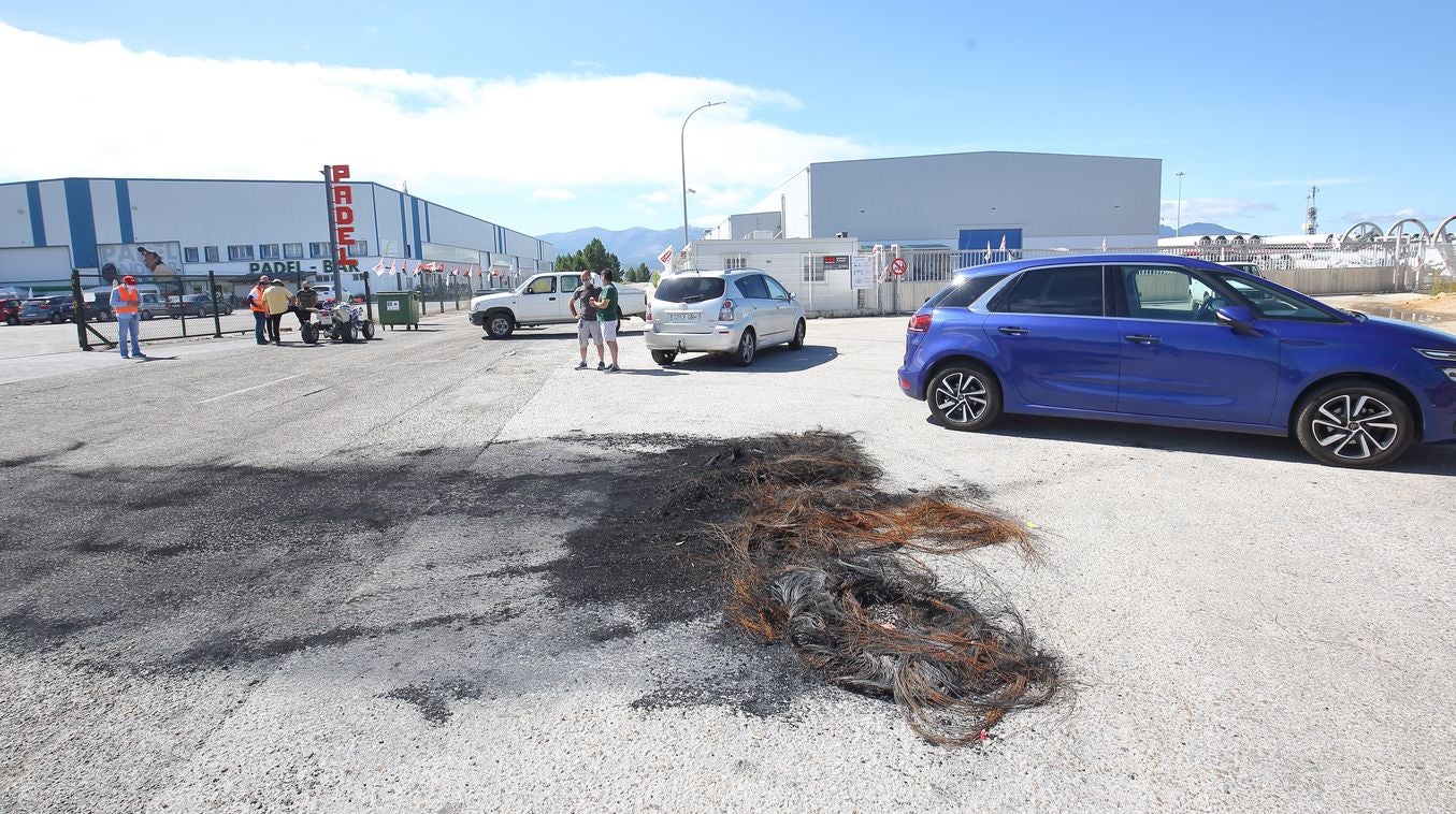 Segunda jornada de huelga general en la factoría LM de Ponferrada. En las imágenes, trabajadores de a factoría montan guardia a sus puertas. 