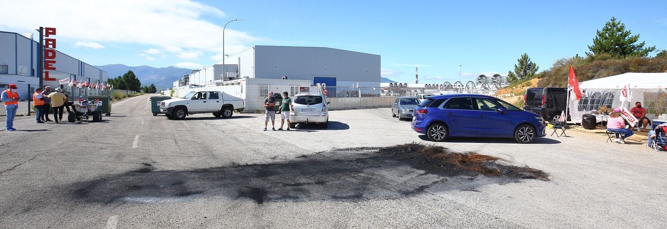 Segunda jornada de huelga general en la factoría LM de Ponferrada. En las imágenes, trabajadores de a factoría montan guardia a sus puertas. 