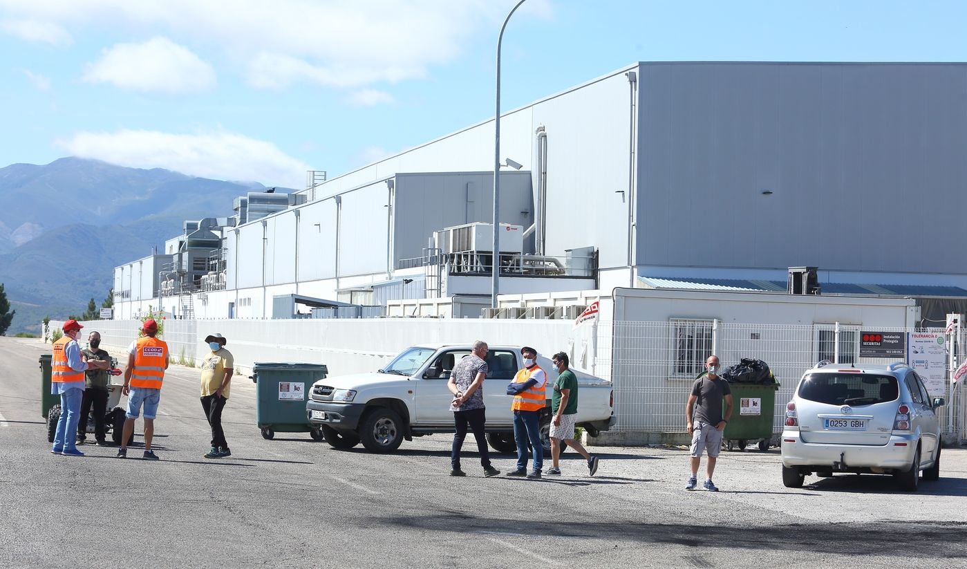 Segunda jornada de huelga general en la factoría LM de Ponferrada. En las imágenes, trabajadores de a factoría montan guardia a sus puertas. 