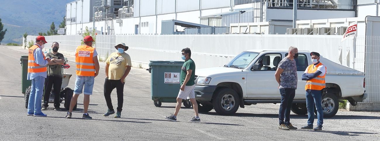 Segunda jornada de huelga general en la factoría LM de Ponferrada. En las imágenes, trabajadores de a factoría montan guardia a sus puertas. 