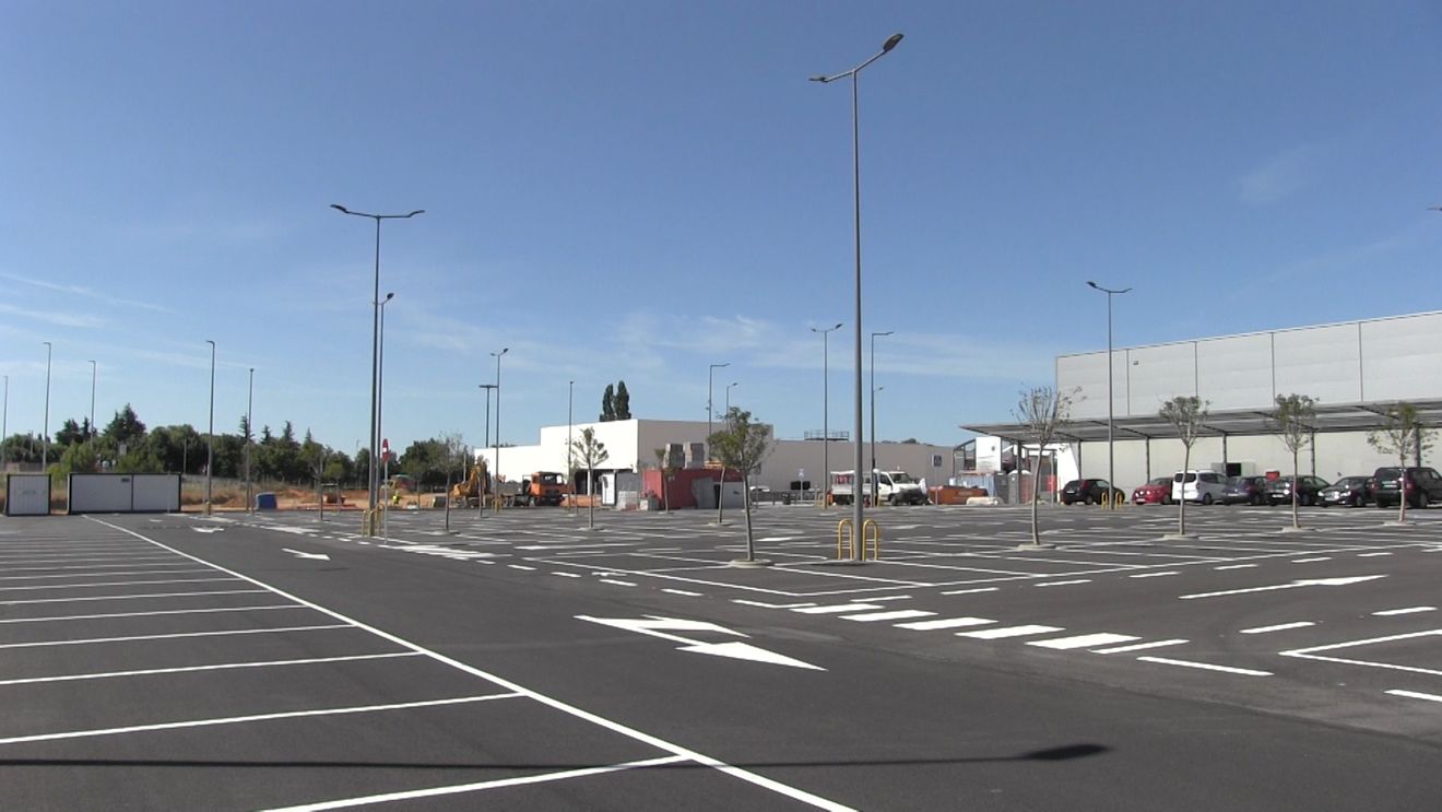 El centro comercial instalado en el área de La Granja tendrá en nómina a siete grandes firmas: Leroy Merlín, Decathlon, Alimerka, Conforama, kiwoko, Sprinter y McDonald's | En su conjunto y en plena actividad crearán 300 empleos de forma directa y cien más de forma indirecta. 