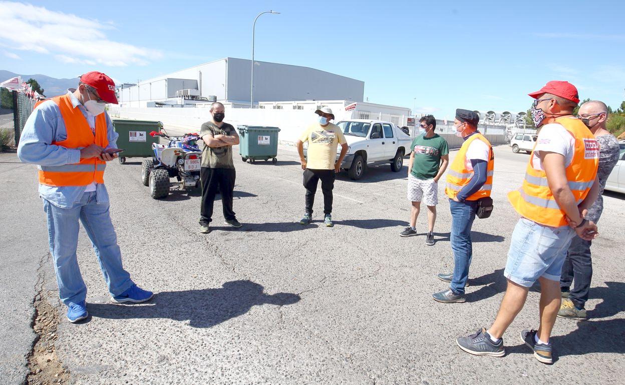 Trabajadores a las puertas de la planta. 