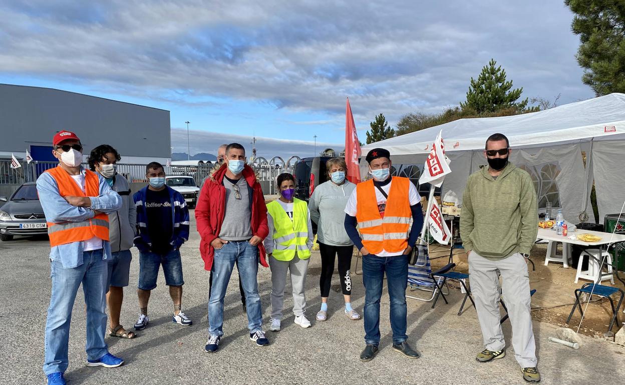 Imagen de uno de los piquetes informativos a las puertas de la fábrica de LM.