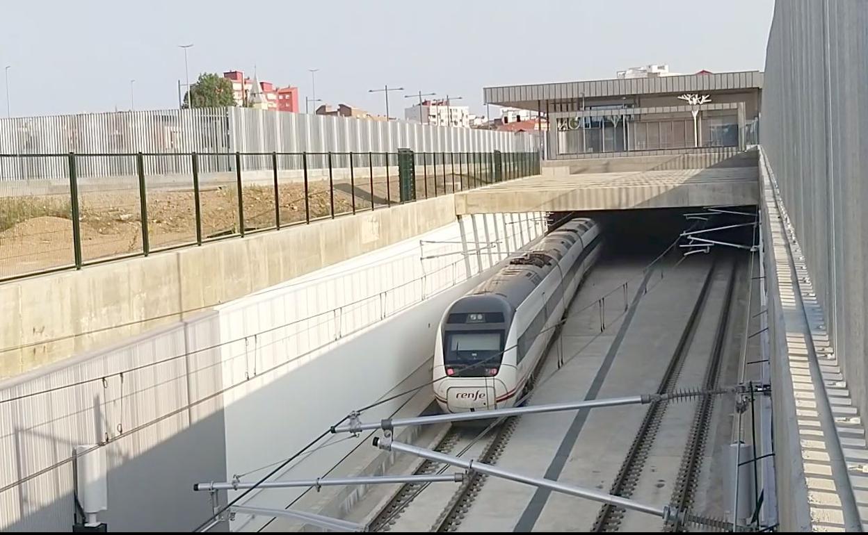 Imagen de uno de los trenes a su paso por el soterramiento en León capital. 