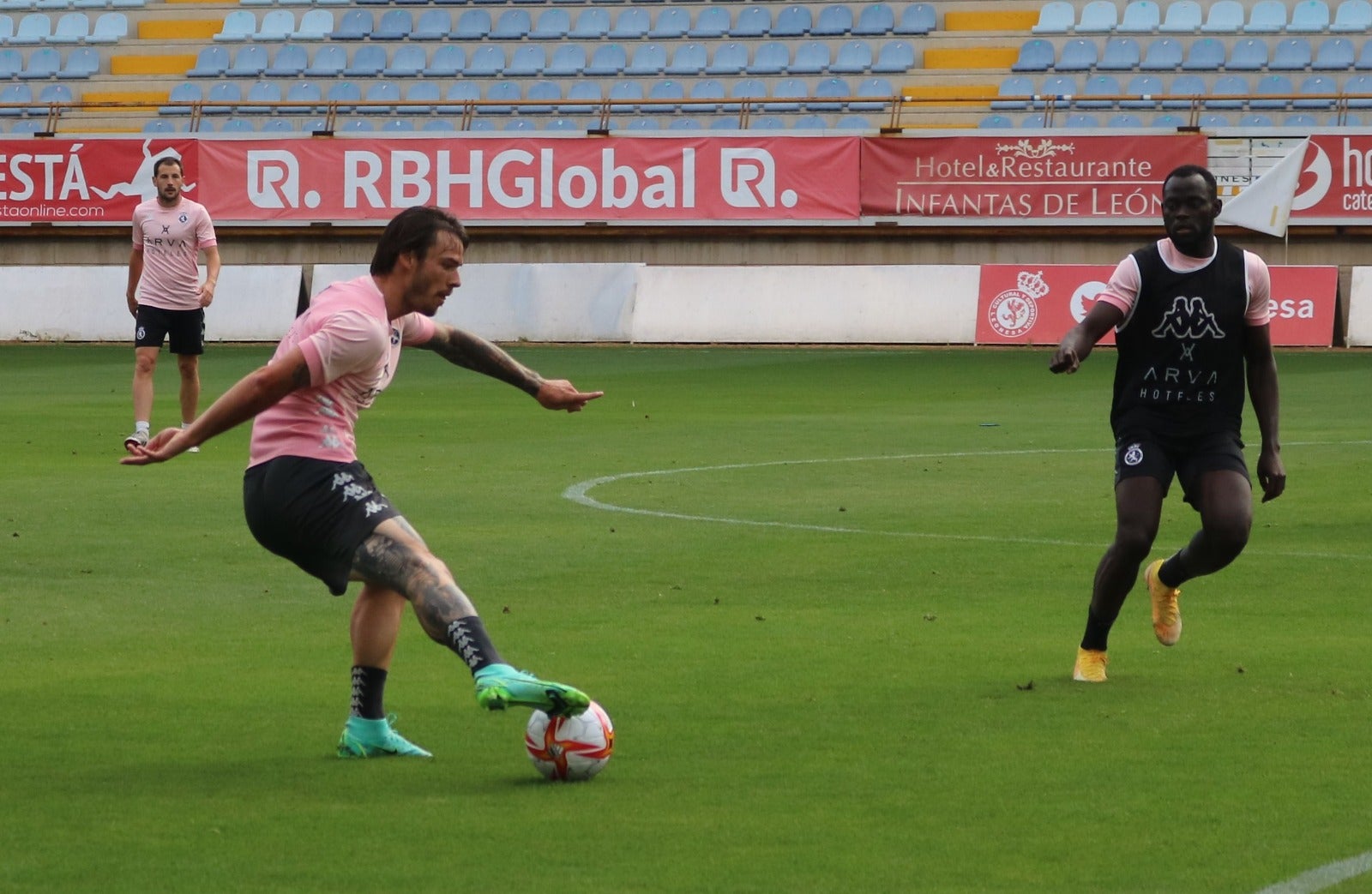 El conjunto leonés ha entrenado por primera vez en el estadio capitalino superado el ecuador de la pretemporada.